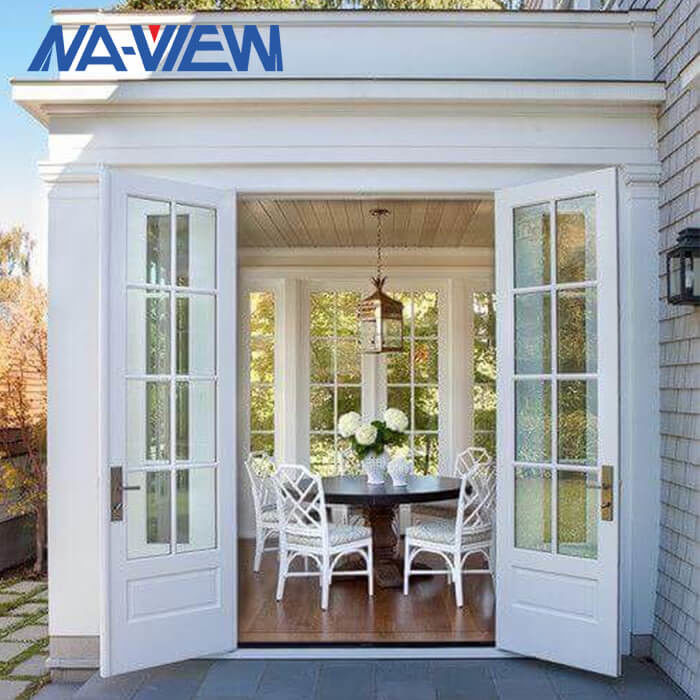 Fermé blanc en porche avec Windows convertissant le porche examiné en pièce fournisseur